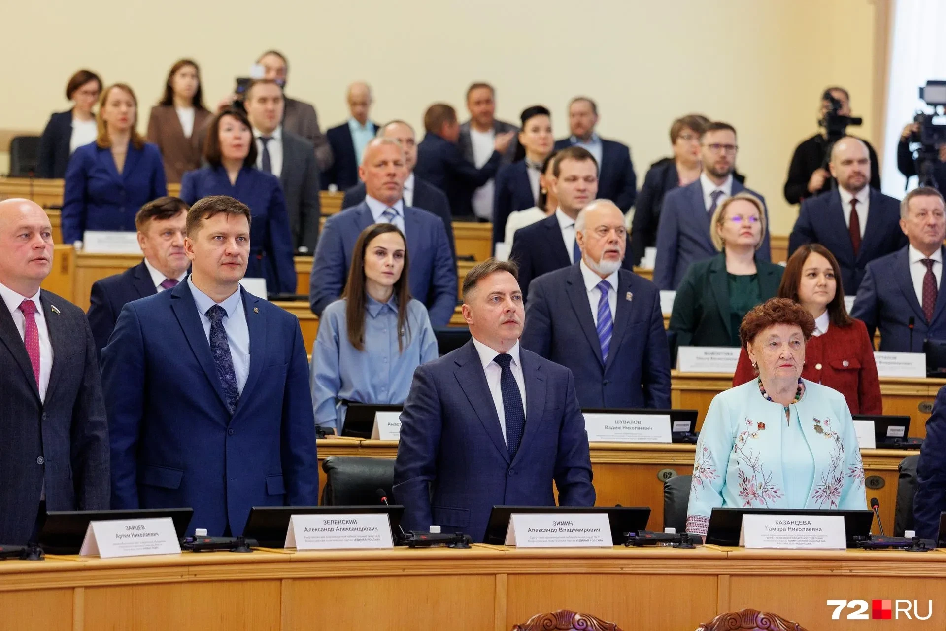 С лиц не сходили улыбки, все обменивались крепкими рукопожатиями и объятиями