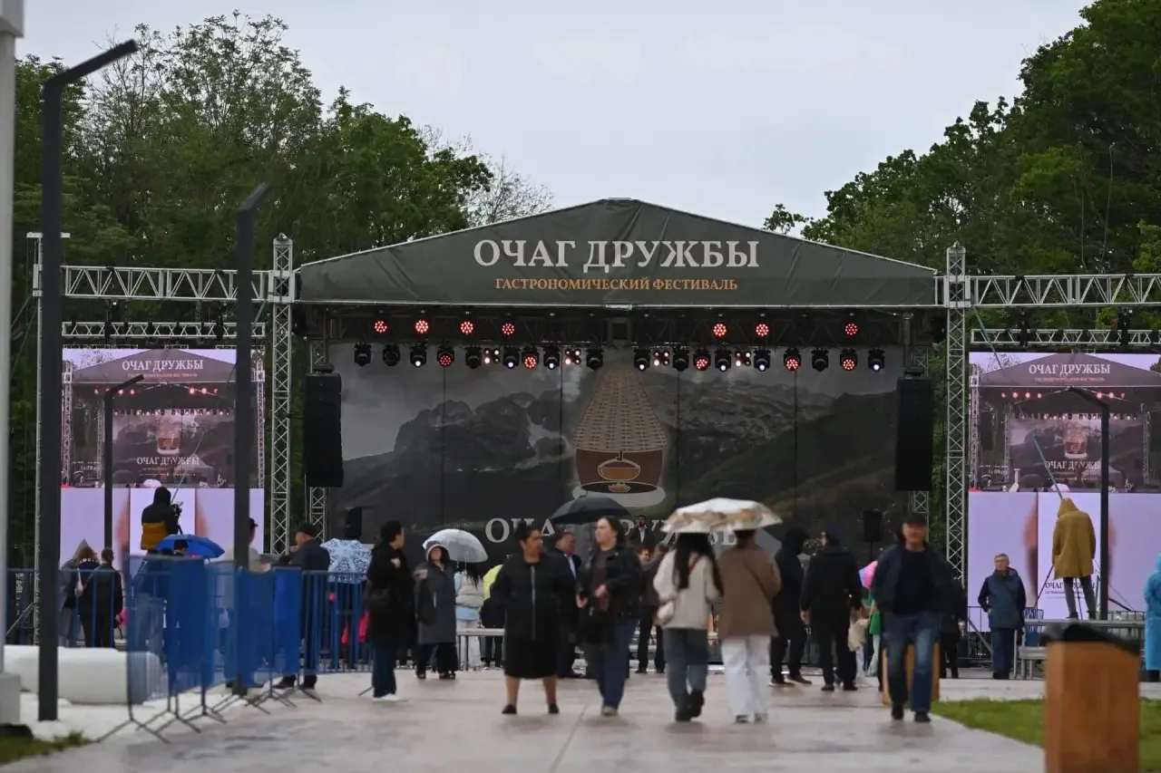 Студенты Майкопского медицинского колледжа совместно с советником директора по воспитанию Хабиевым А
