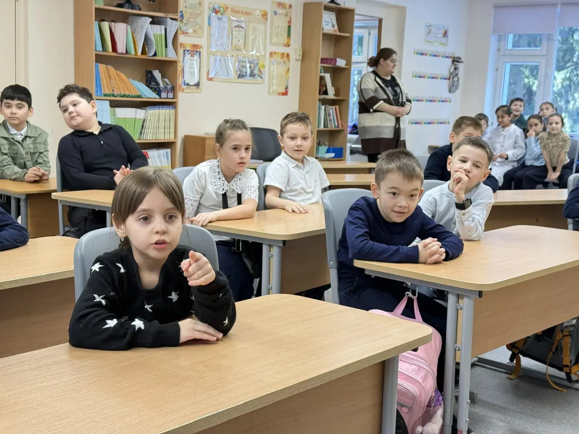Наши юные ученые из 2 "В" класса открывают мир науки для первоклашек!  🏫В начальной школе проходит н