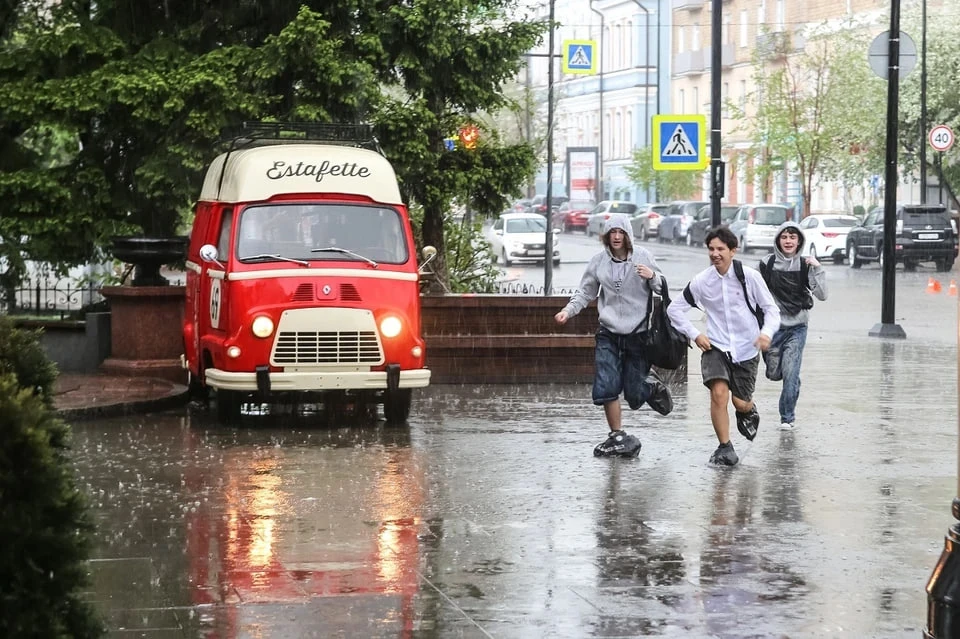 Красноярцев предупредили о надвигающихся грозах и граде.