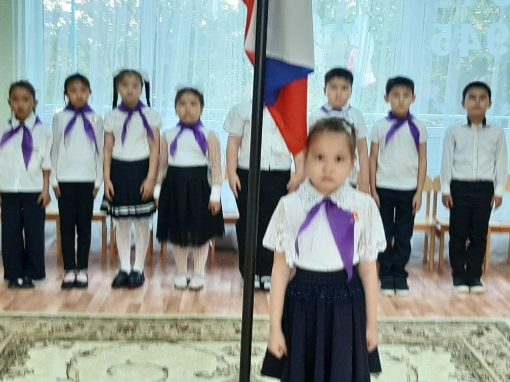 На традиционной линейке  пр аво поднять Флаг Российской Федерации  было  предоставлено ...