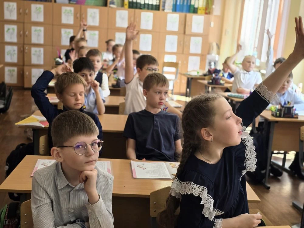 ✨ В 1 «А» классе прошло увлекательное занятие с Светланой Игоревной! 📚 Ребята познакомились с истори