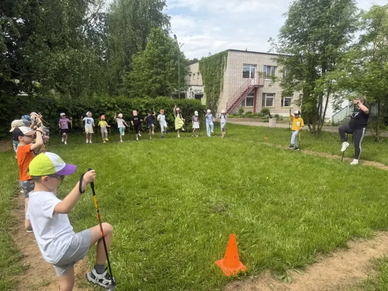 Сегодня в детском саду прошел День скандинавской ходьбы.
