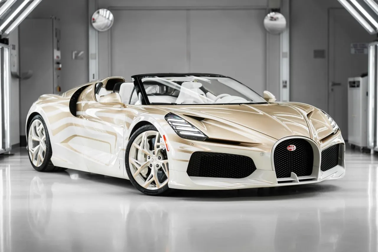 В России спустя 13 лет снова появился новый Bugatti — на учёт поставили W16 Mistral. Эт...