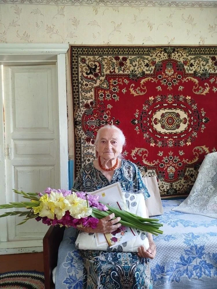 Поздравить Капитолину Ивановну КУРИЦЫНУ из Данилова Починка с 90-летием собралась вся е...