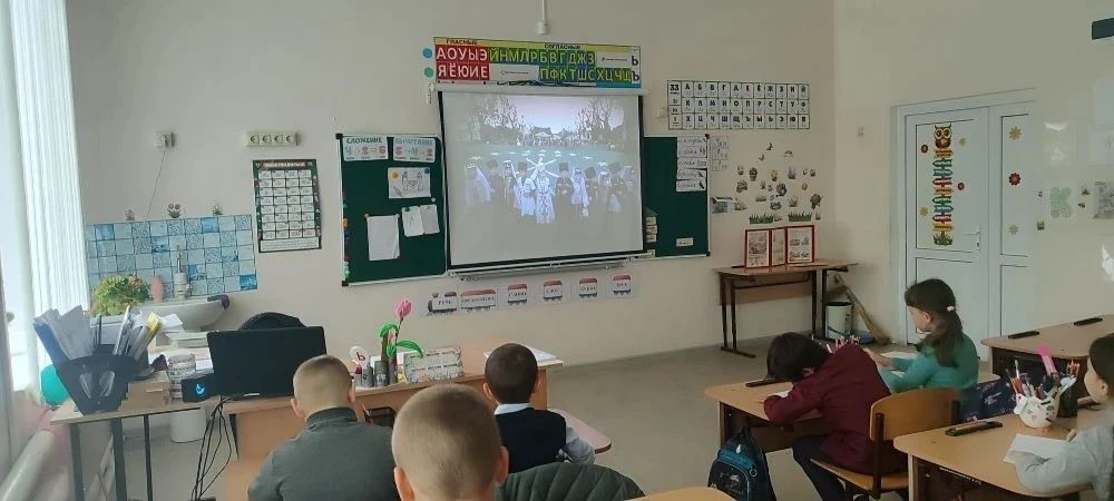 🕊️ Урок мира и памяти: как первоклассники узнали об истории Кавказа. Сегодня в нашем 1 классе проше