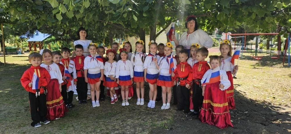 🇷🇺Маленькие патриоты большой страны! 🇷🇺

Наши  воспитанники из старших групп активно включились 