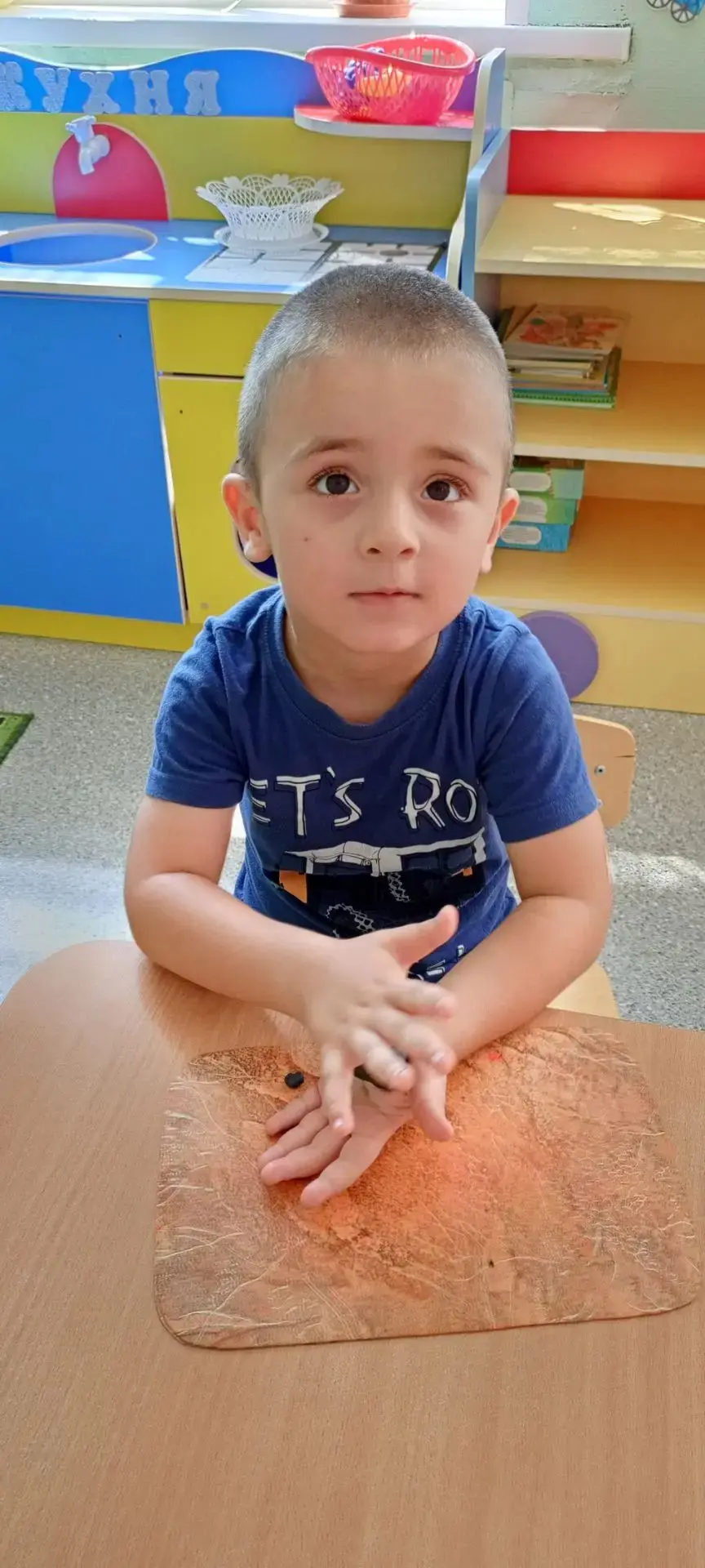 Сегодня мы с ребятами младшей группы "Петушок 🐓" играли в подвижные игры, лепили пластилином,  рисо