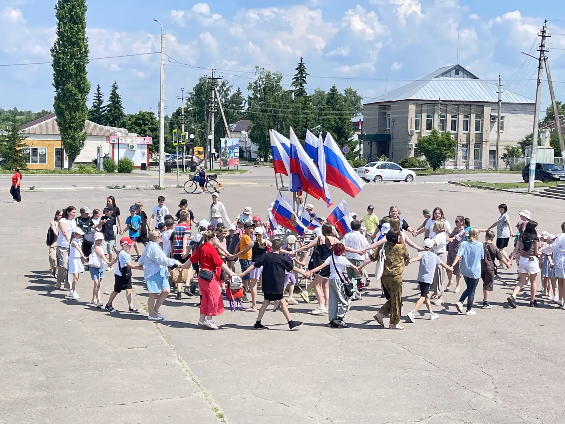 💥Сегодня на центральной площади села Бондари прошла Всероссийская акция «Хоровод единства», посвяще