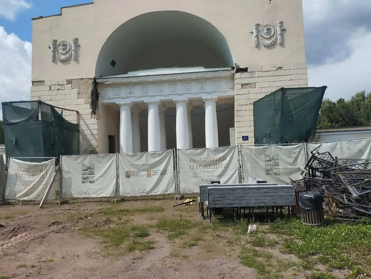 🏛️ Реставрация Конного двора в Кузьминках

Соседи публикуют свежие фото территории и жалуются, что 