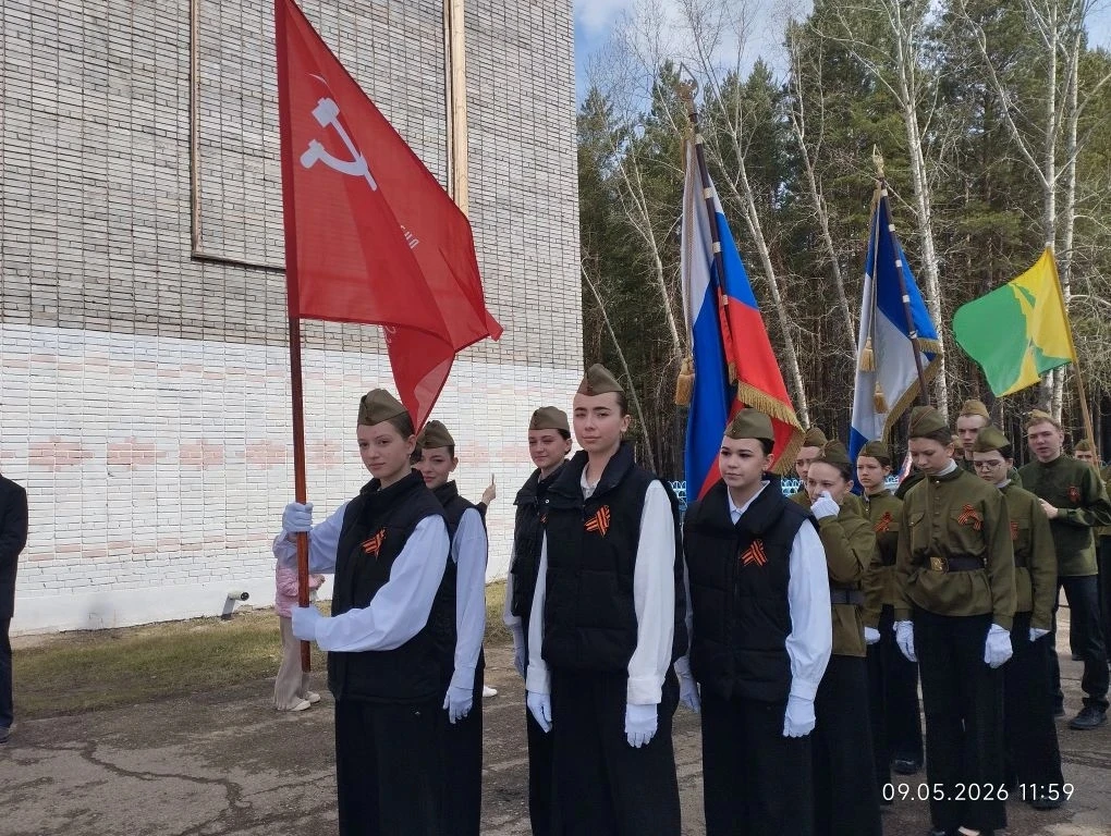 День Победы: Торжественное возложение цветов и минута молчания у памятника «Воинам-Сибирякам»

9 мая