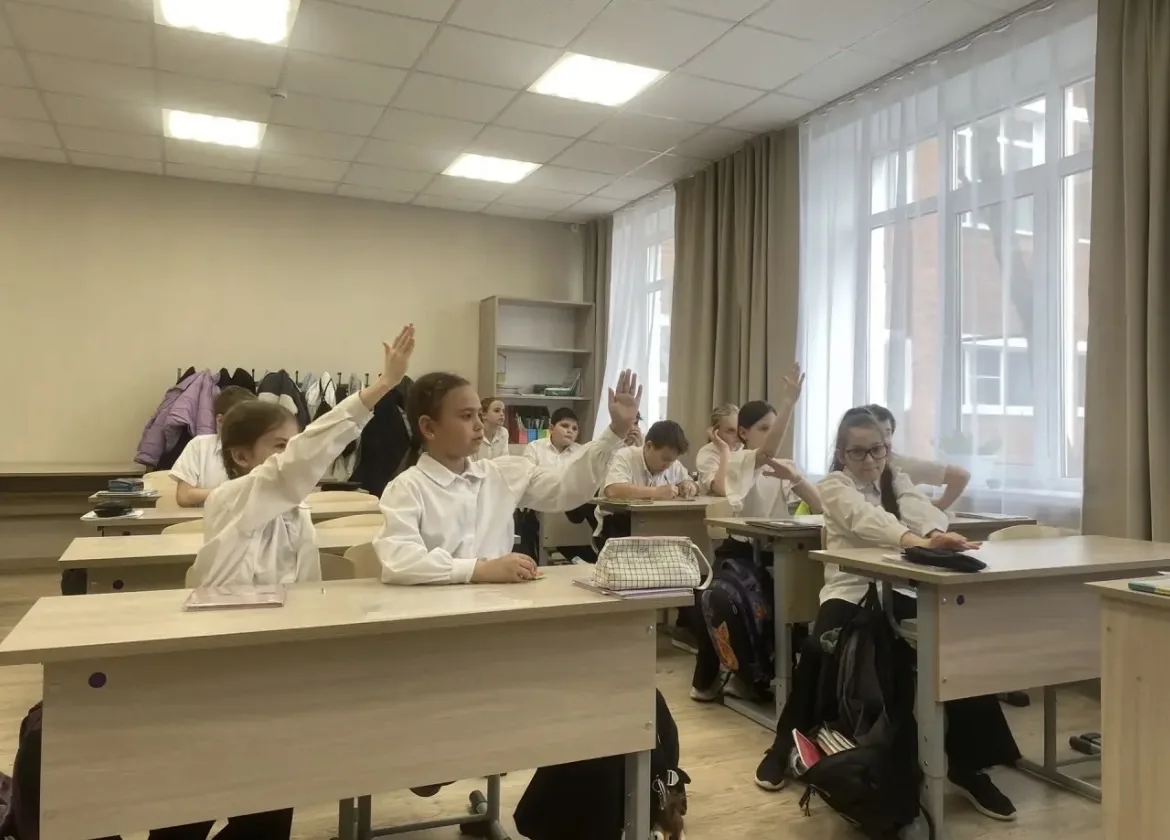 📚 СКАЗКИ, КОТОРЫЕ НАС ОБЪЕДИНЯЮТ 🇷🇺  В нашей школе стартовала удивительная акция «Читаем сказки наше
