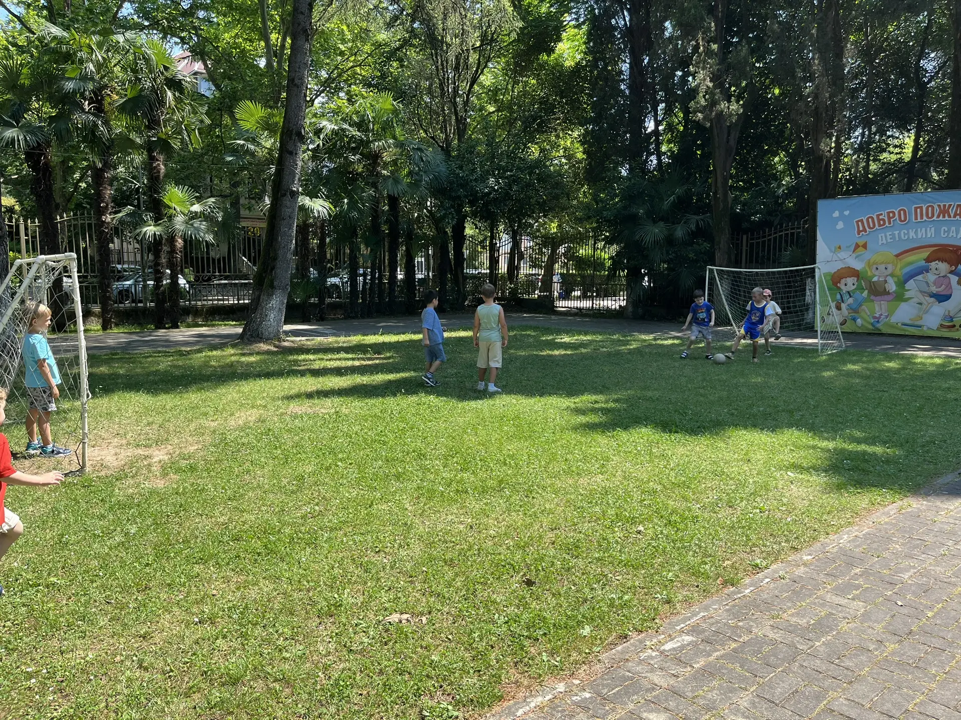 ☀️ Летние прогулки подготовительной группы — это море радости и активности!

Мальчики с азартом гоня