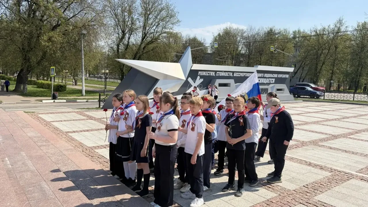 Ученики начальных классов 7-8 мая возложили цветы к памятнику Подольским курсантам 💐
