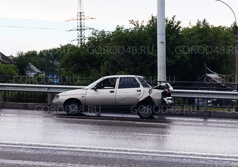На Сокольском мосту в Липецке произошло столкновение пассажирского автобуса маршрута №11 с легковым 