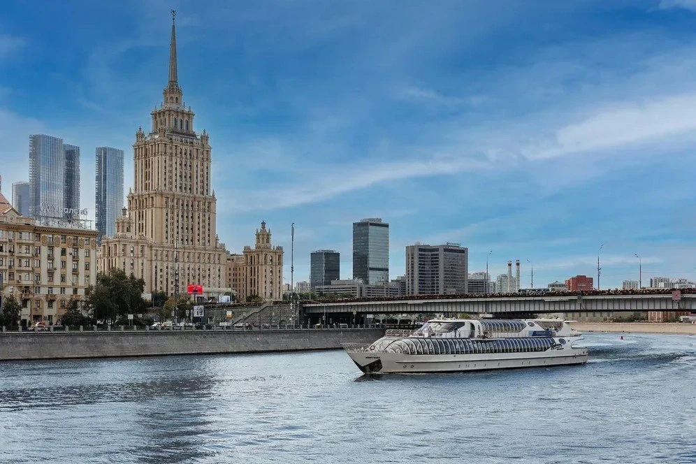 В команду Флотилии Рэдиссон на яхты – рестораны, которые ходят по Москве – реке круглый год, требуют