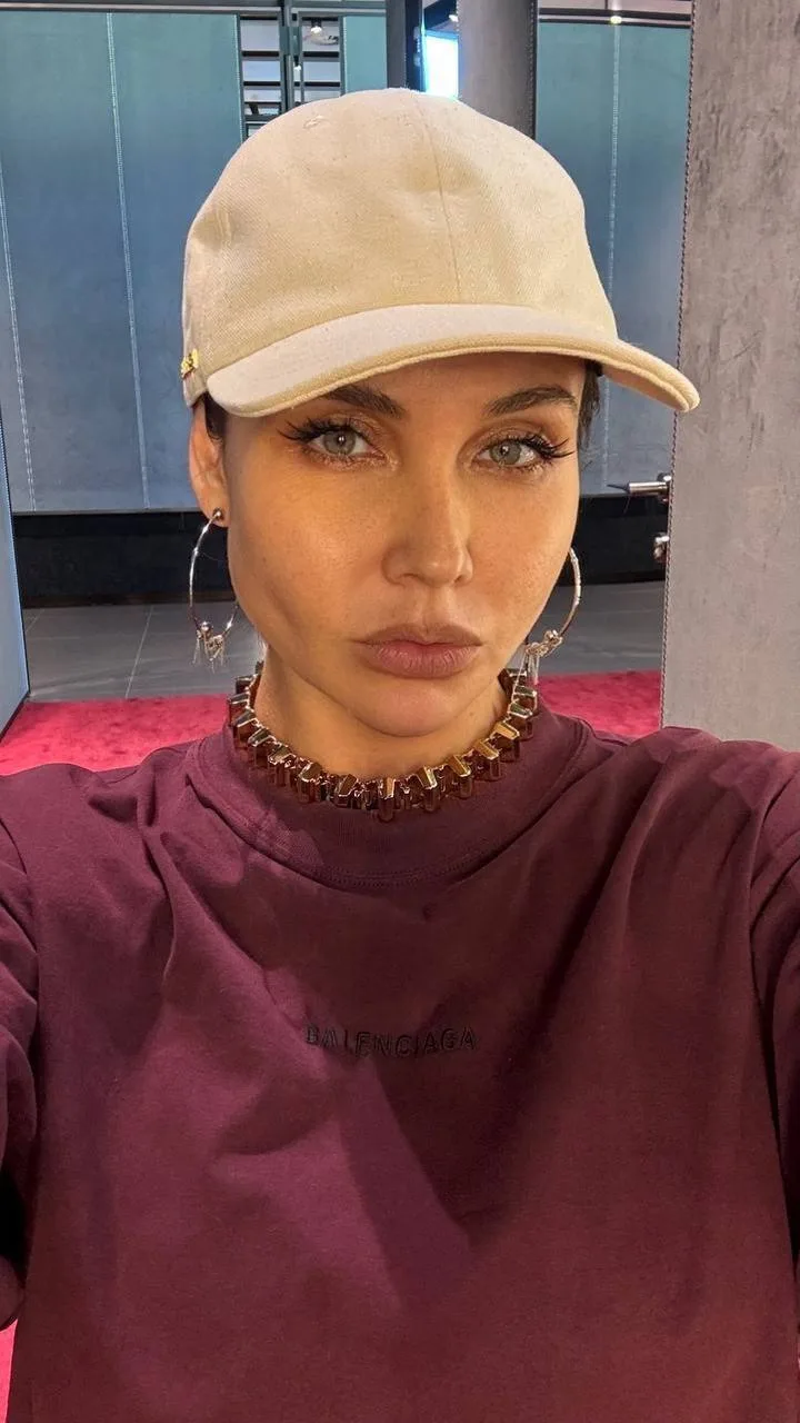 Кажется, у каждого лета должен быть свой роман.
В этом году – с кепкой. 🧢😄☀️

Мой канал в MAX