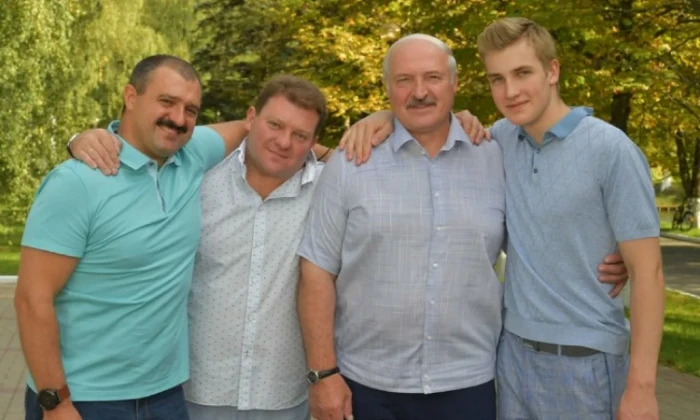 Ещё недавно толпы поклонниц называли его «принцем», а теперь шепчутся за спиной. Николай Лукашенко, 