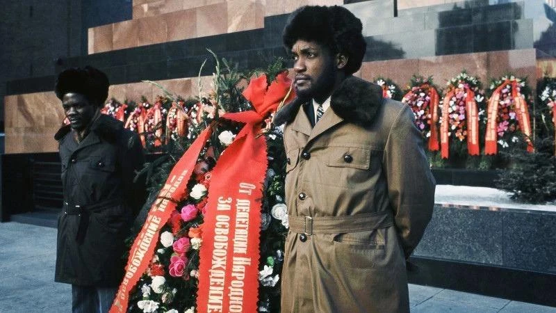 Члены делегации Народного движения за освобождение Анголы возлагают венок к Мавзолею В....