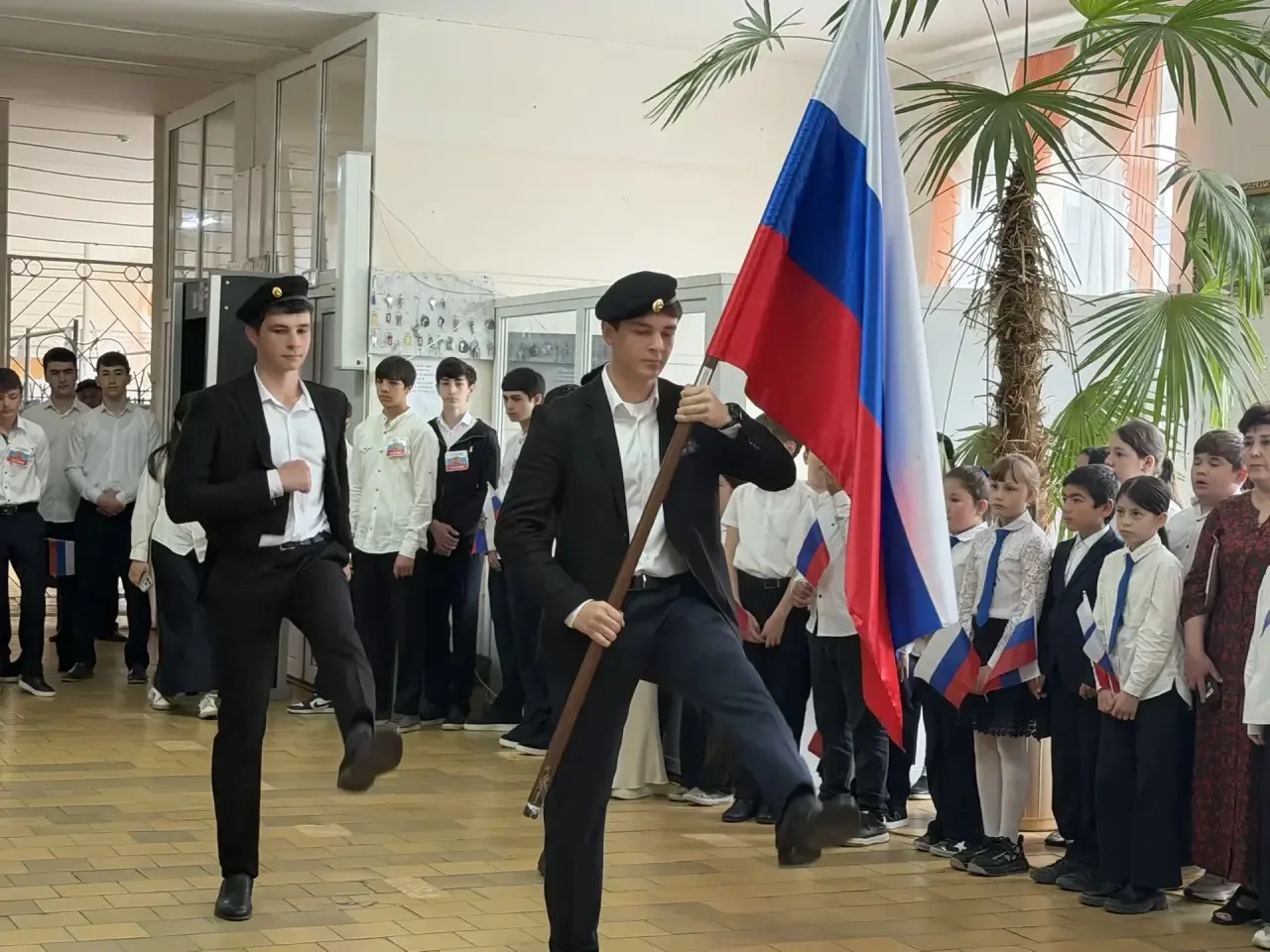🗓️ Утро 25 мая в лицее по традиции началось с торжественной линейки, церемонии выноса Государственно