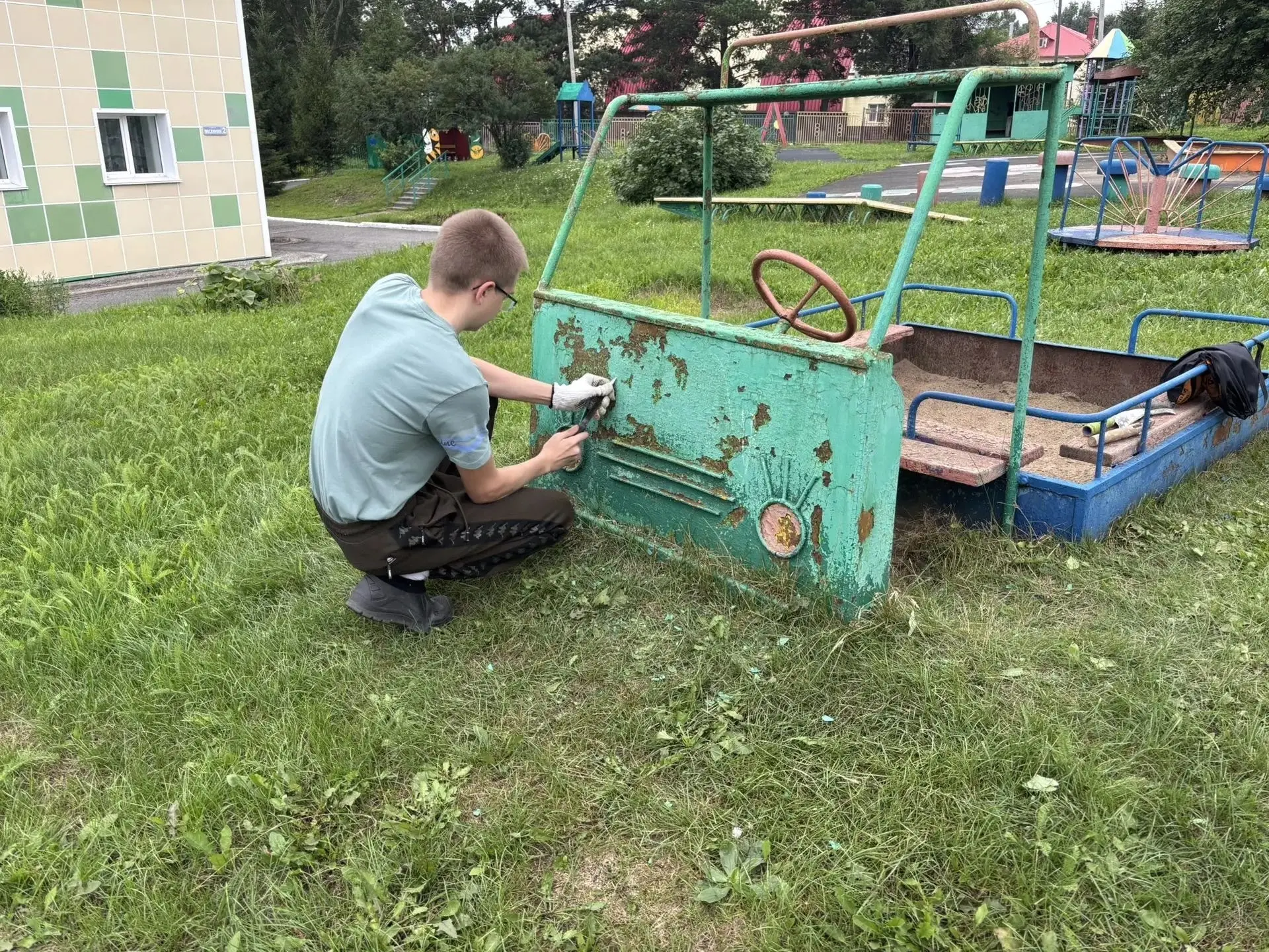 🎨 Яркие изменения на детской площадке! 🌈

Бригада трудоустроенных продолжает свою работу! Ребята з