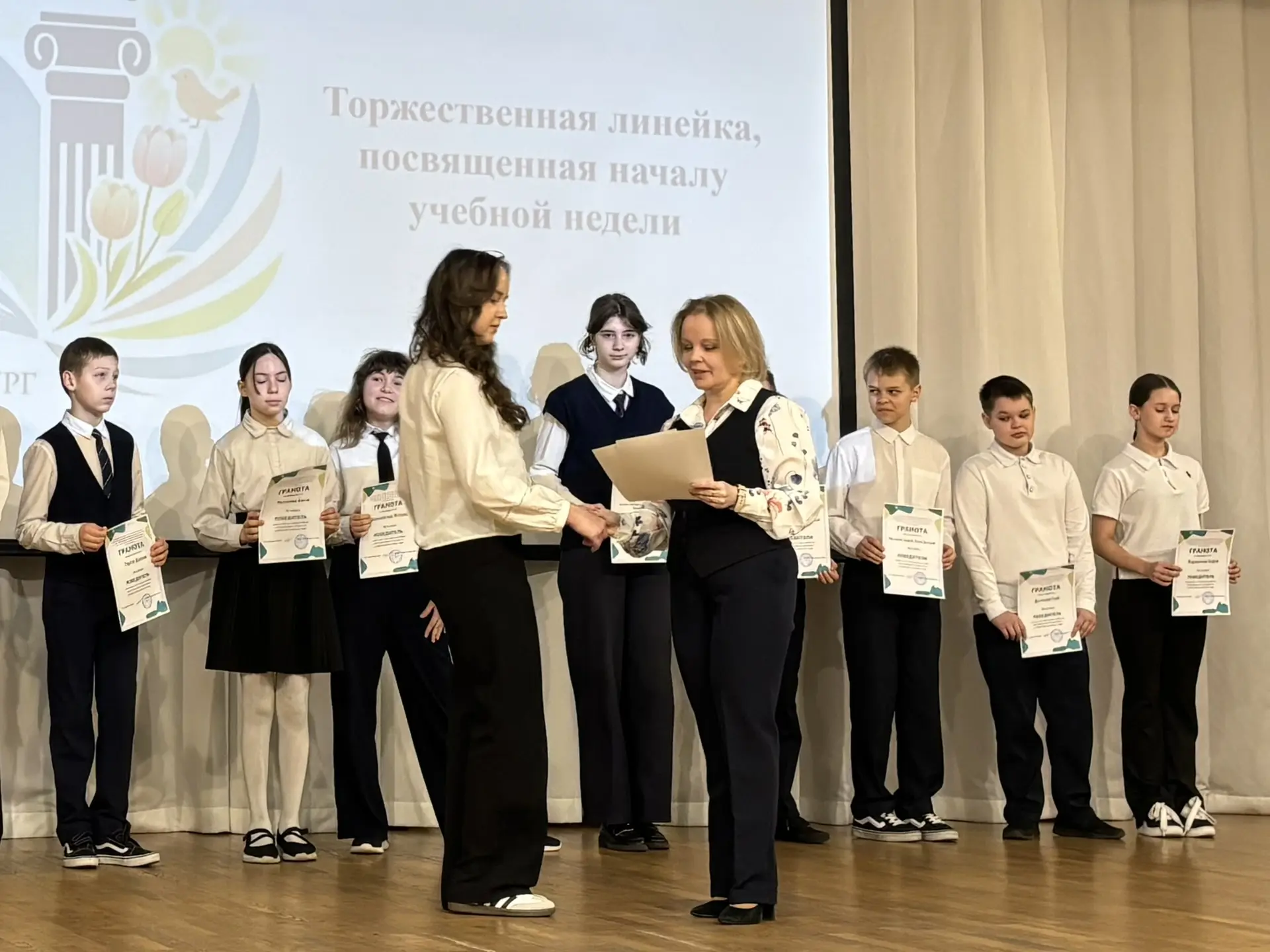 Каждый понедельник в нашей школе начинается с торжественной линейки.  Сегодня мы чествовали учеников