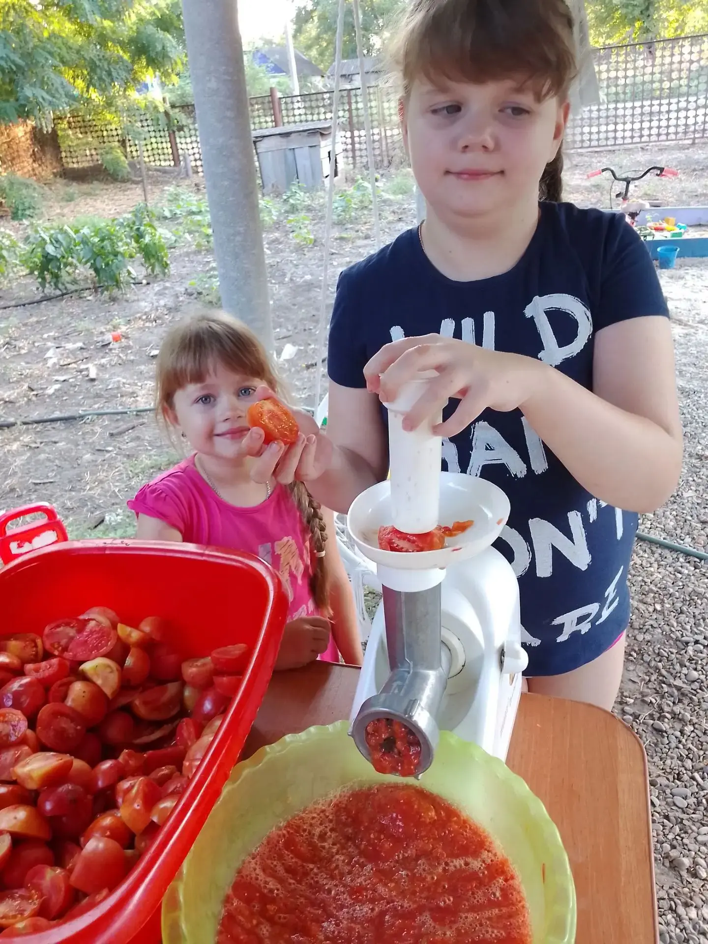 ✨☀️ Вика Петрунина помогает маме с сезонными заготовками🍅. А после продуктивного дня о...