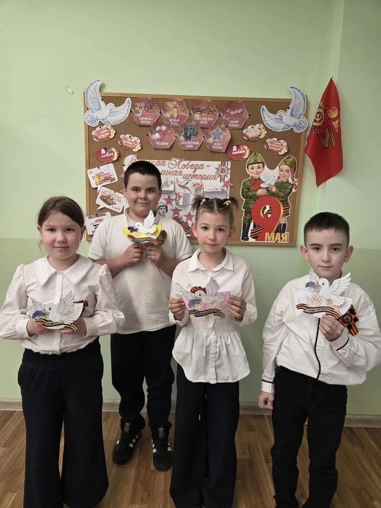 🎨2 А класс поздравляет с Днём Победы!  7 маянаши второклассники вместе с классным руководителемПотан