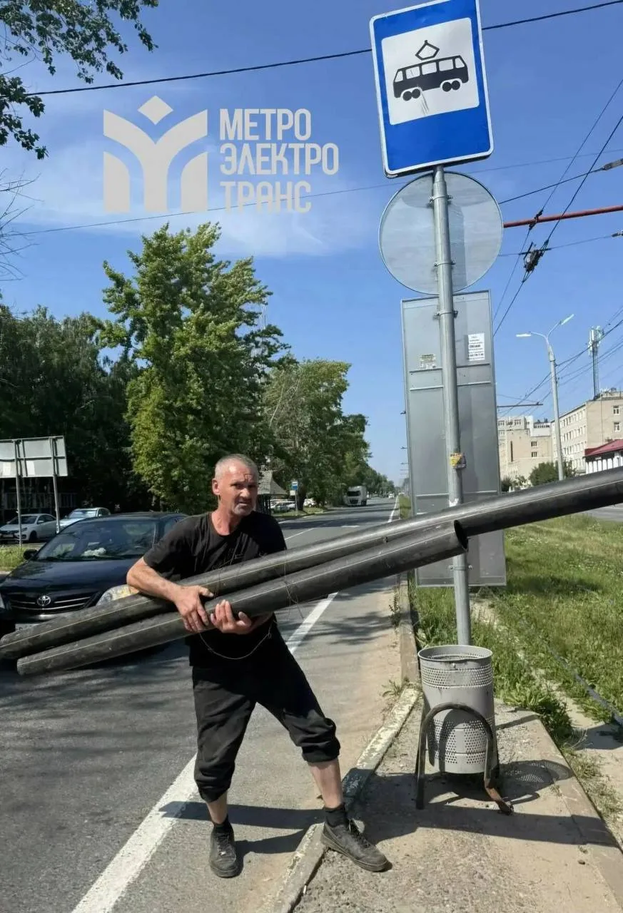🤯 В Казани ищут мужчину, который разбил стекла трамвая длинными трубами, когда вез их. Из-за этого 
