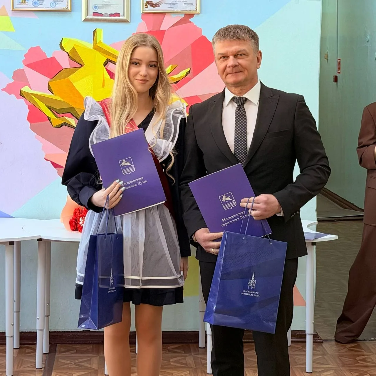 В МАОУ «Гимназия № 13 имени Героя РФ И. Кабанова» состоялась торжественная линейка для одиннадцатикл