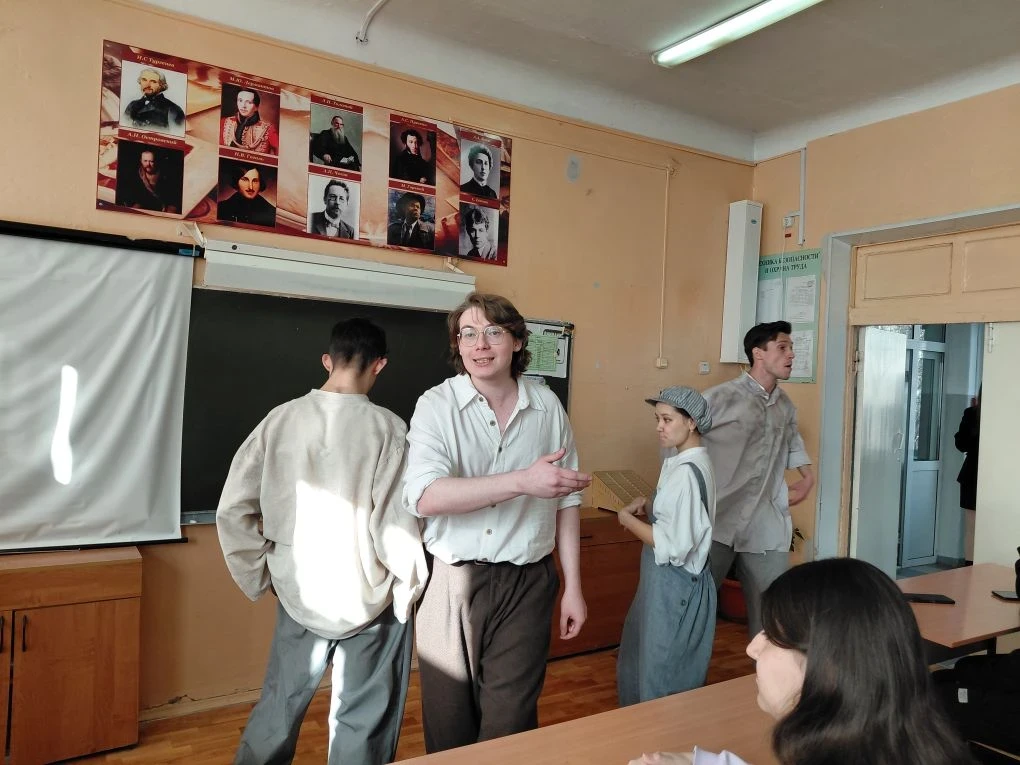 🎭 В нашей школе были гости 🎭  Наверняка вы узнаете некоторых из них 😉 Да, это артисты Амурского обла