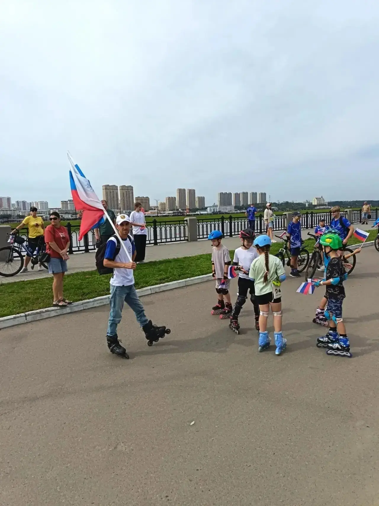 🇷🇺Сотни благовещенцев отметили День флага гимнастикой и велопробегом