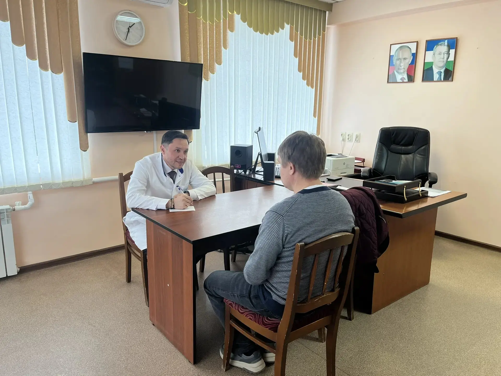 Сегодня главный врач Иглинской ЦРБ Артур Рифович Галиуллин провел личный прием жителей ...