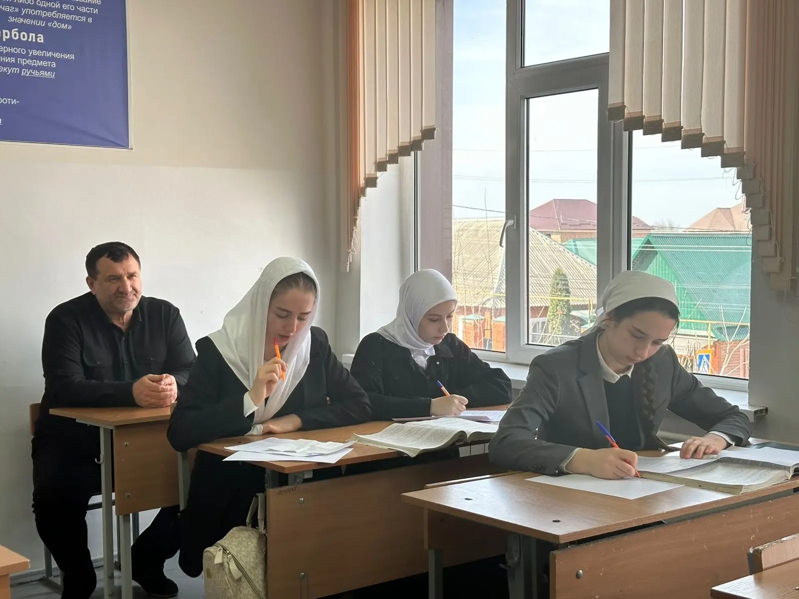 Урок русского языка в 11Б классе посетил директор нашей школы 
Гатаев А. В. 
Занятие проходило в тёп