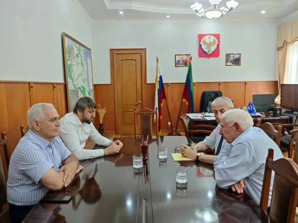 🔖В администрации района прошла рабочая встреча врип главы района Заура Сахаватова со с...