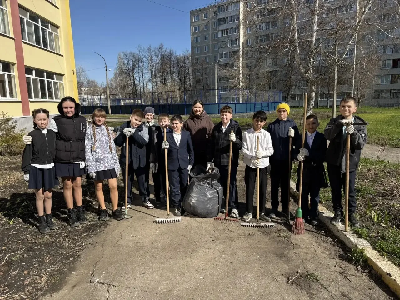 Весенний субботник в нашей школе!   Ребята 5А класса вышли на весеннюю уборку пришкольной территории