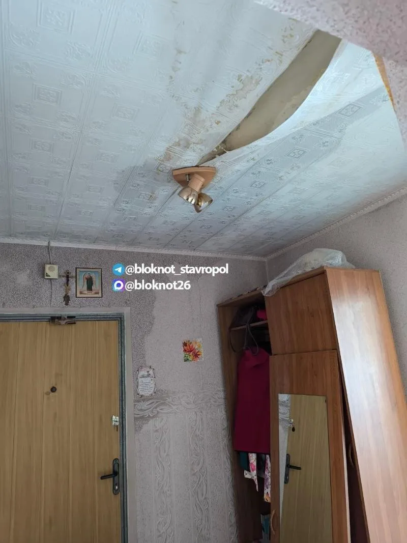 «Вода лилась рекой»: квартиры затопило во время капремонта крыши на Ставрополье