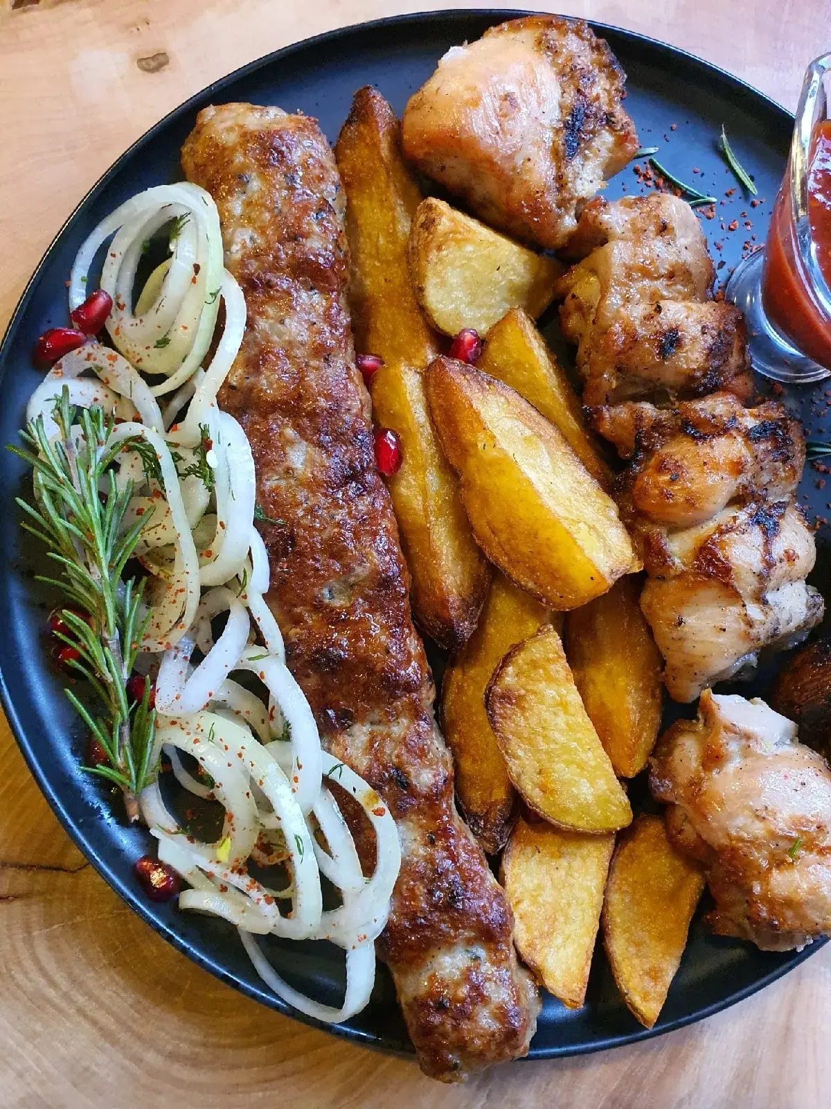 Шашлычная корона молодцы! Привезли за час, горячее!