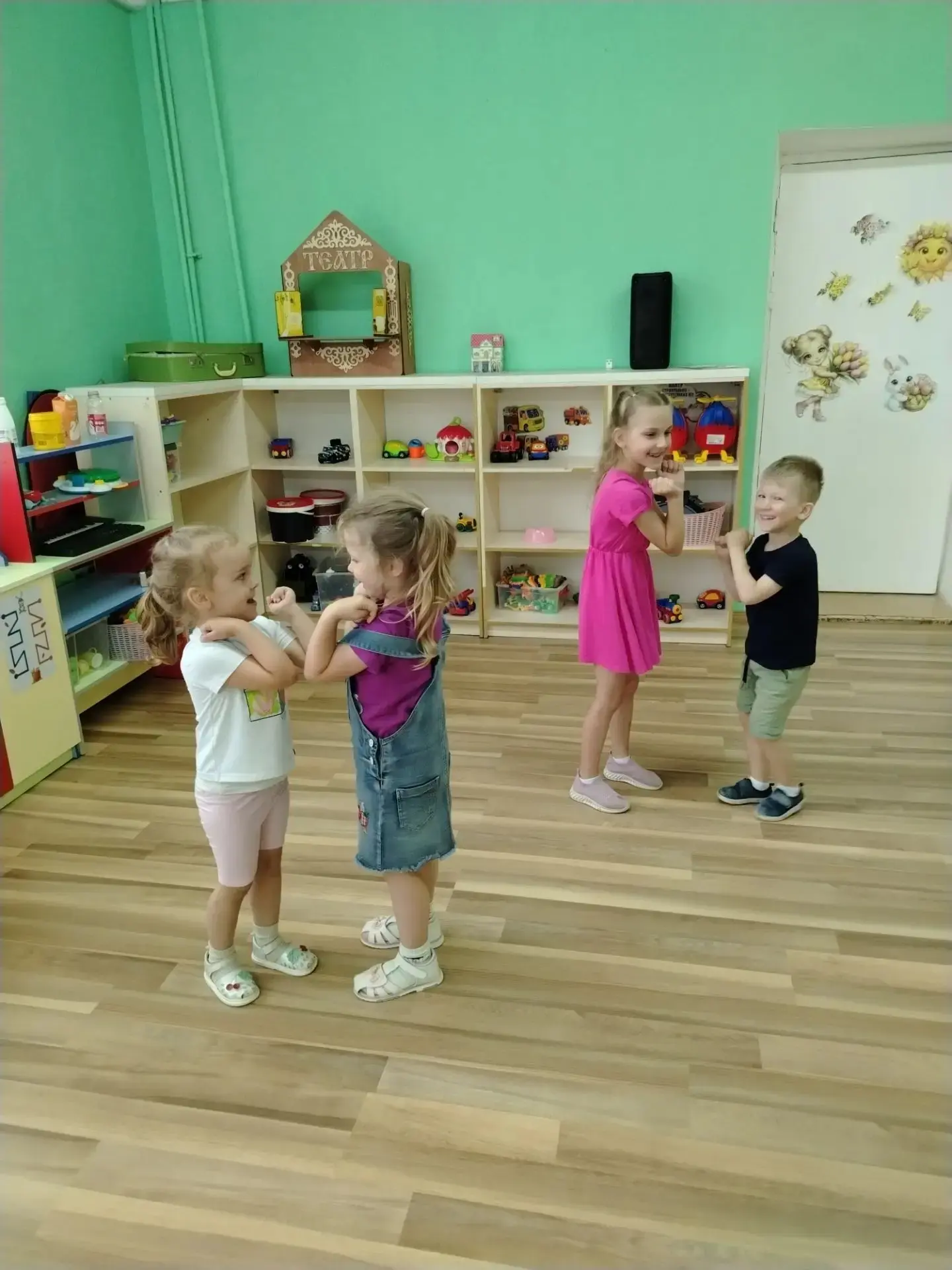 С утра идёт дождик, но мы с ребятами старшего возраста решили не огорчаться и прожить этот дождливый