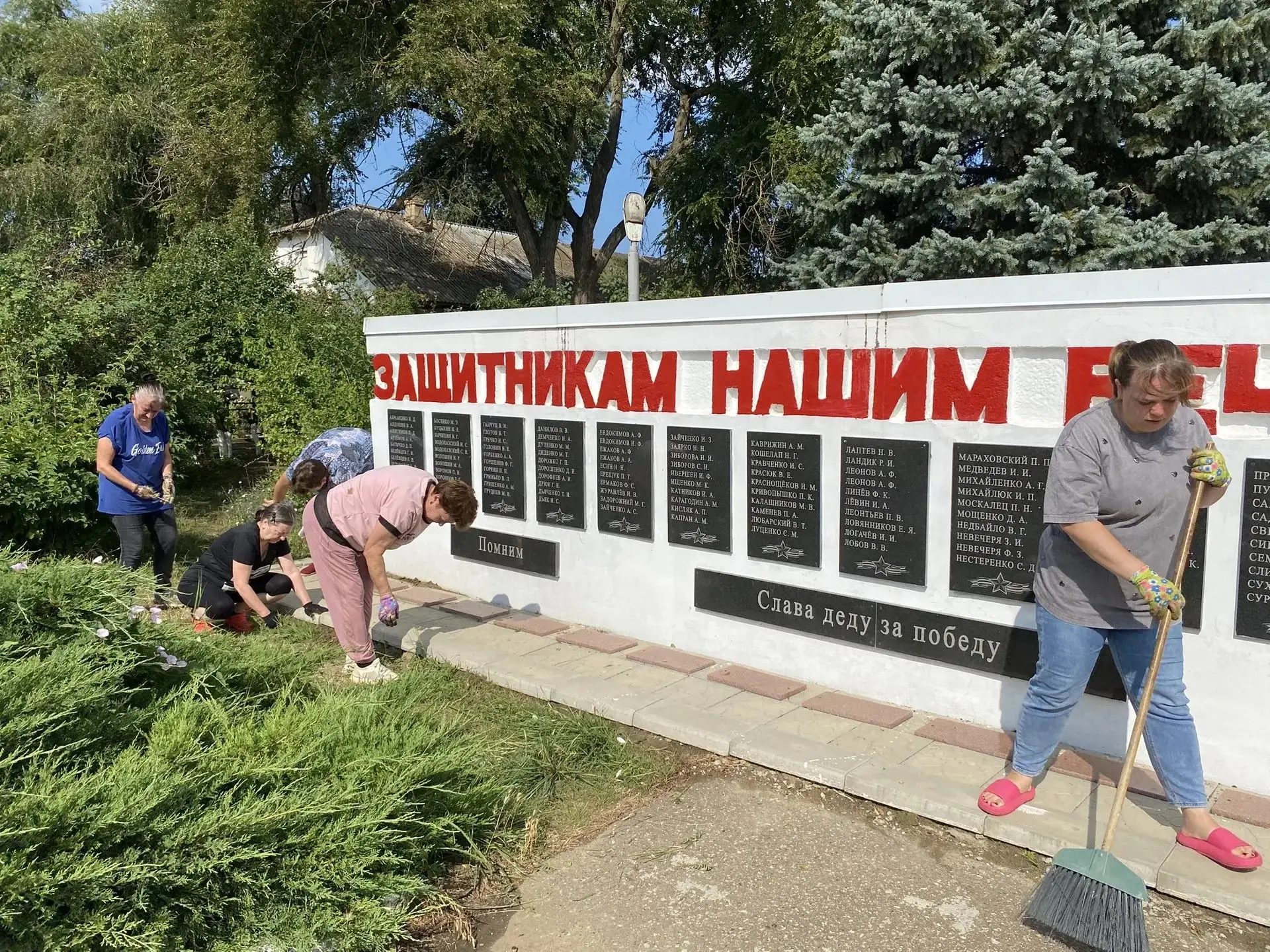 Пока мы заботимся о мемориалах, мы живы. Сегодня сотрудники Дома культуры и сельской библиотеки друж