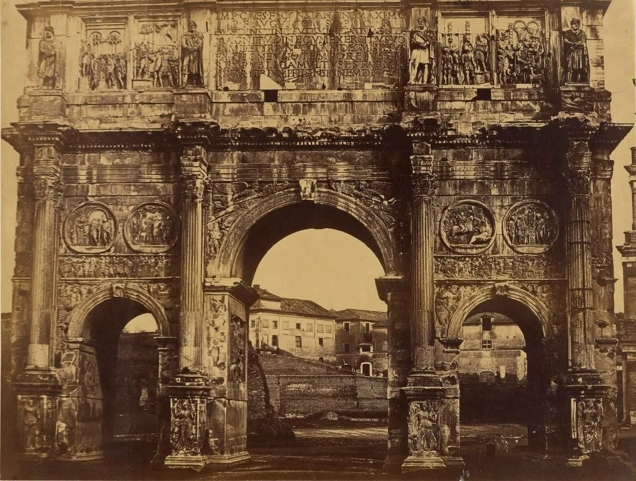 Римский триумф на старой фотографии

Фотография Арки Константина в Риме, сделанная шотландским фотог