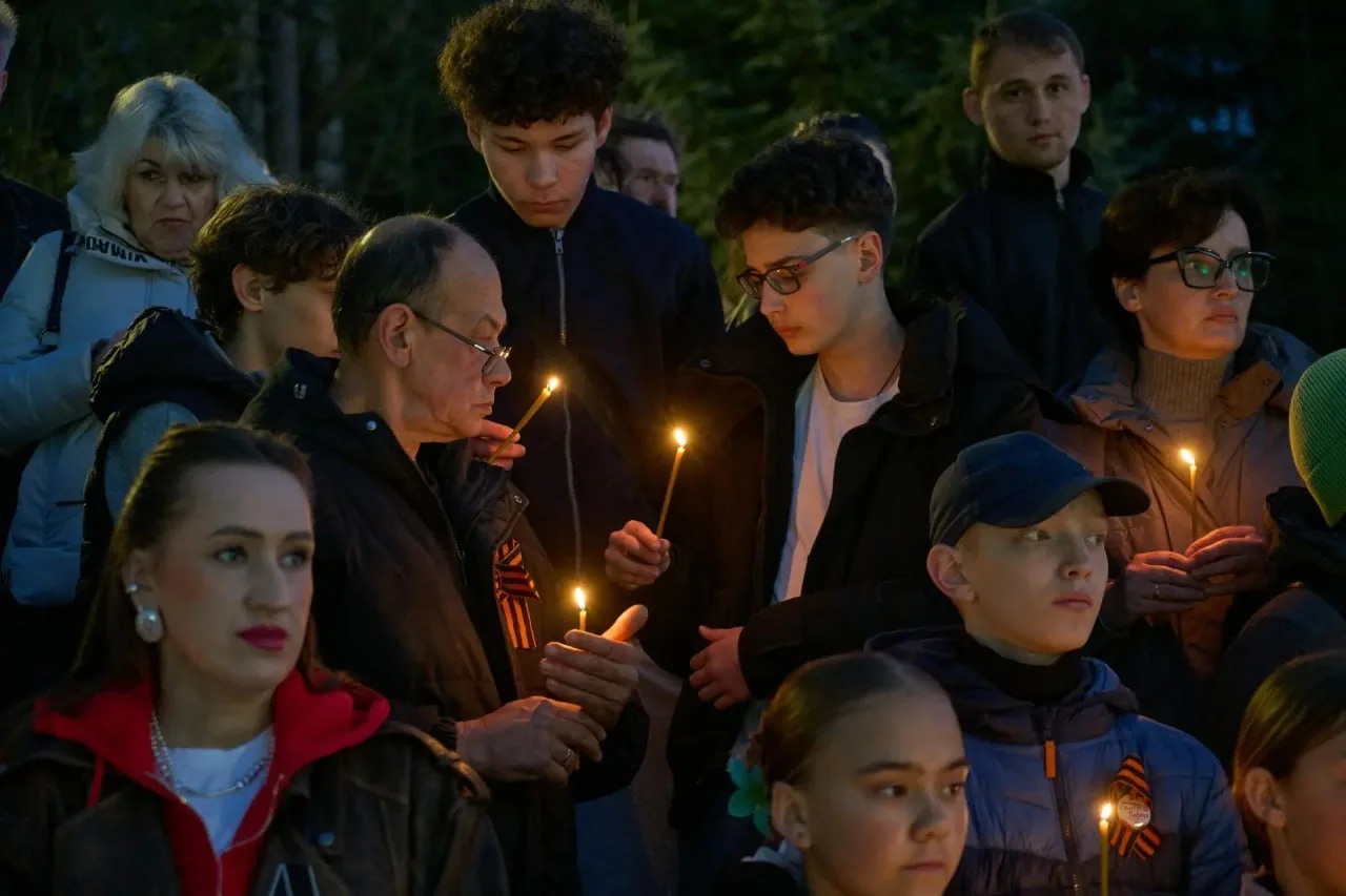 🕯 Десятки свеч зажглись вчера у Мемориала на Калининградском проспекте.  🇷🇺 В завершение Дня Победы 