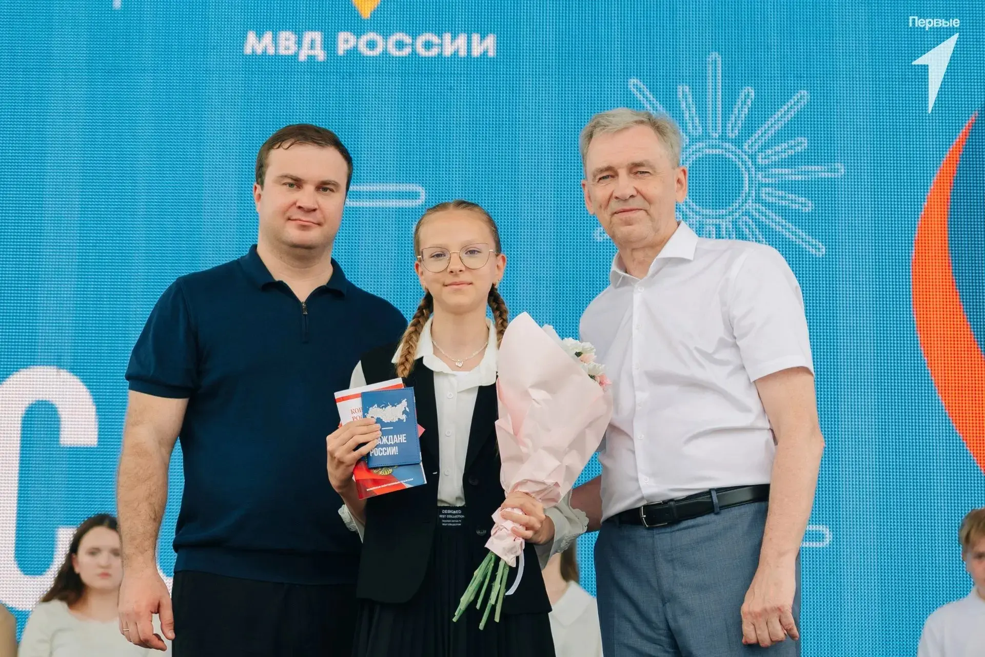 🇷🇺 В День России на Любинском проспекте прошла торжественная церемония вручения паспортов омским ш