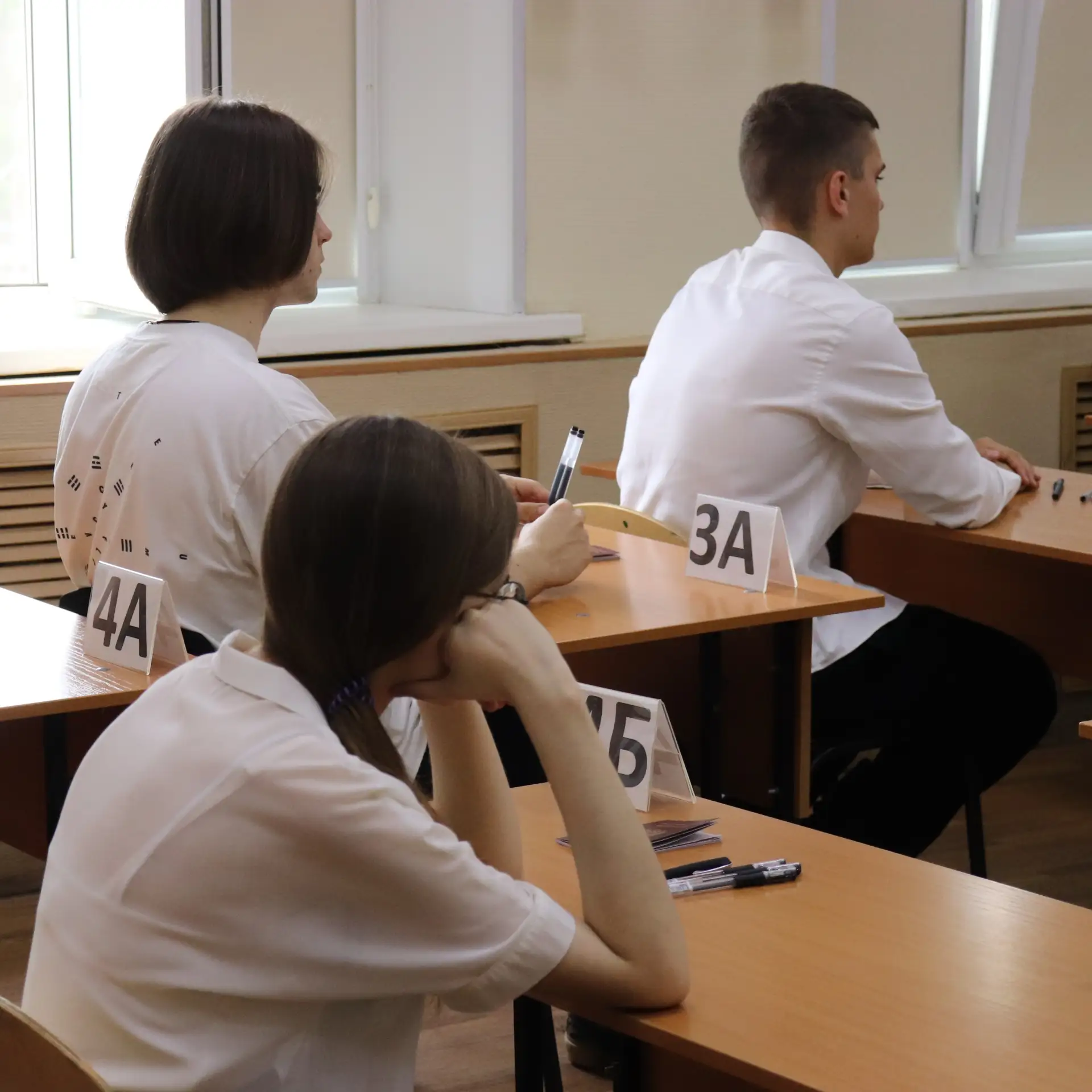 Около 3 тысяч выпускников сдают ЕГЭ по трем предметам