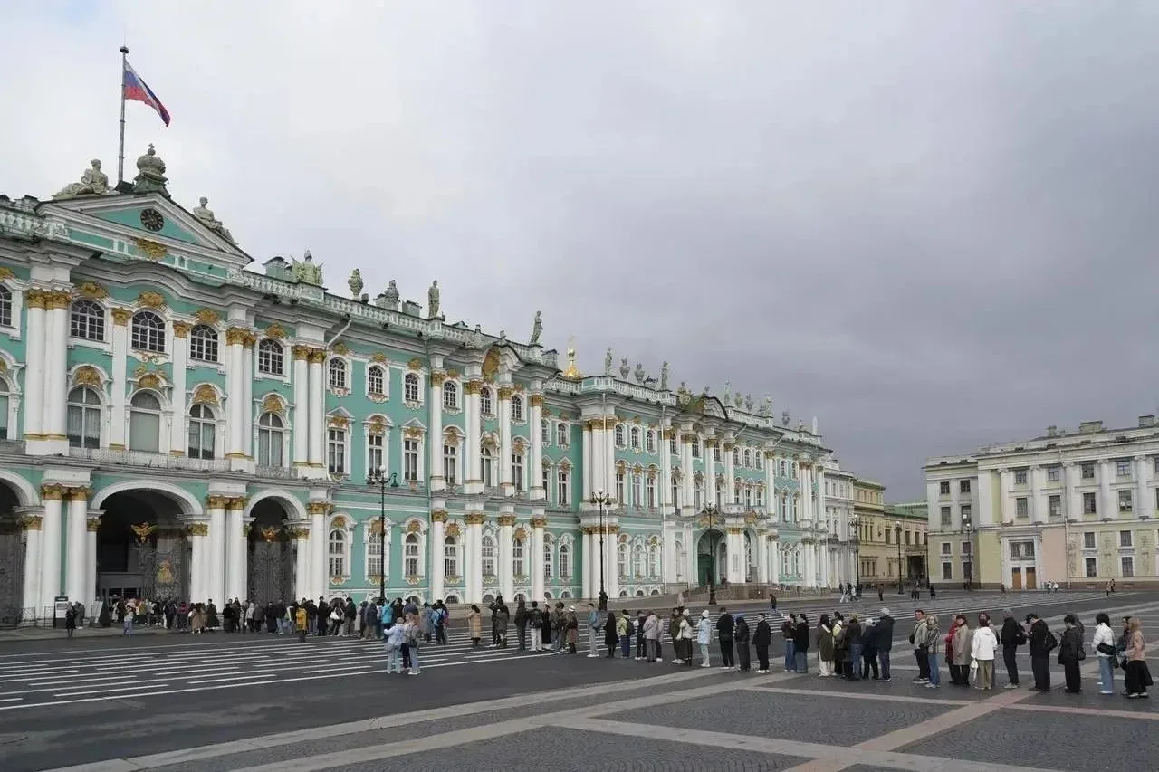 🫣 Огромная очередь собралась у Эрмитажа. Сегодня в музей можно попасть бесплатно