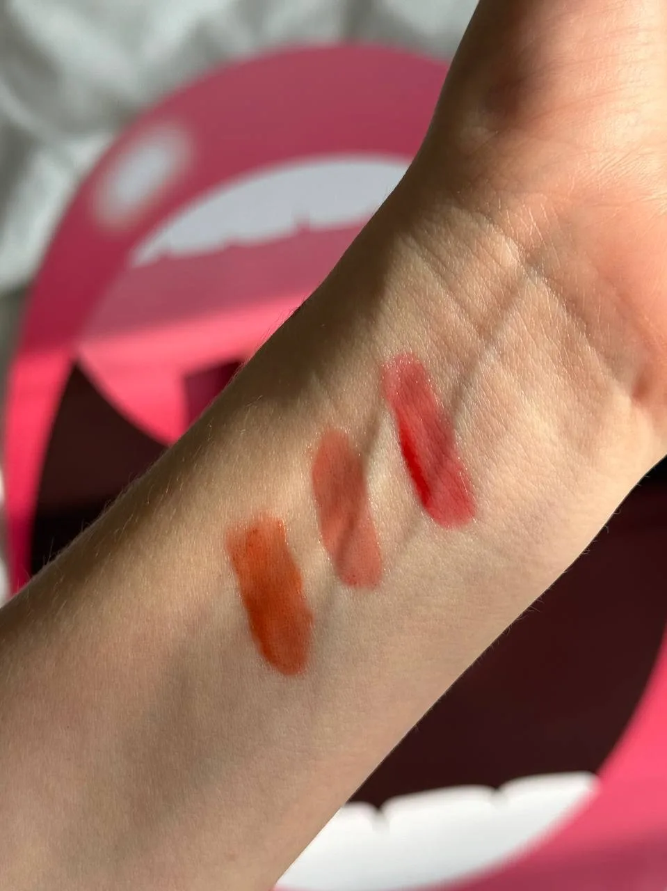 Holika Holika как всегда удивляют!  Прислали такую музыкальную открытку с их бестселлерами для губ в