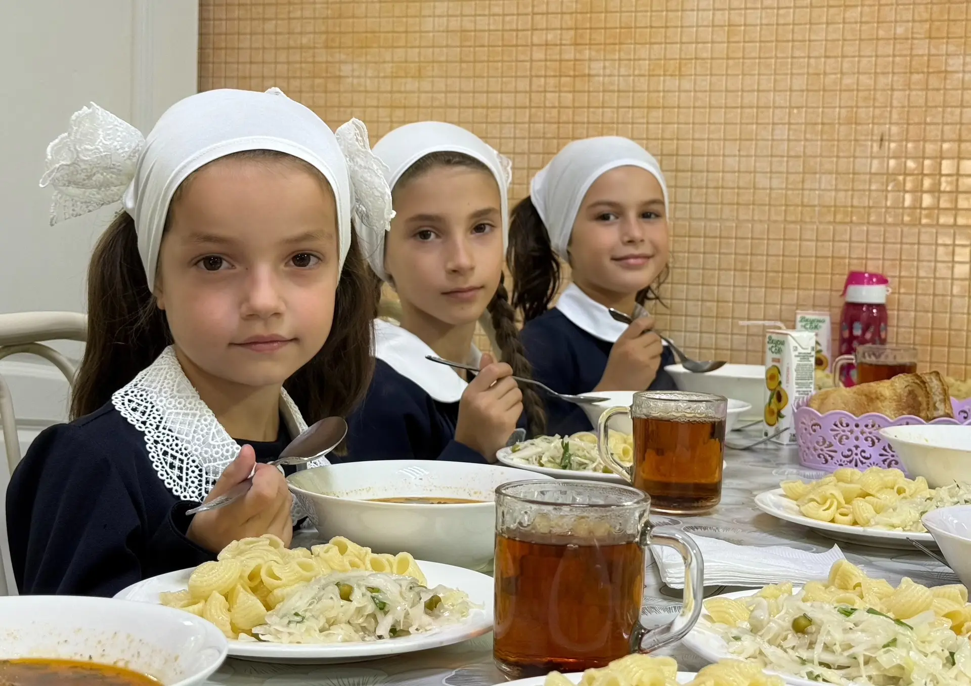 С радостью делимся с вами яркими моментами из нашей школьной жизни! На этих фотографиях...