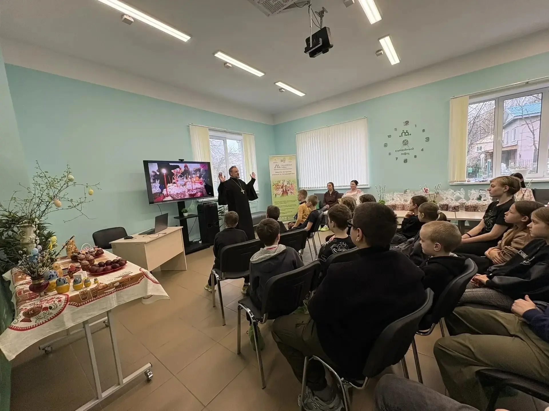 ✨Значение и традиции Пасхи ⁣ 🏡В Семейном МФЦ СОГБУ ДЦ СПСиД "Солнышко" прошла особенная встреча, пос