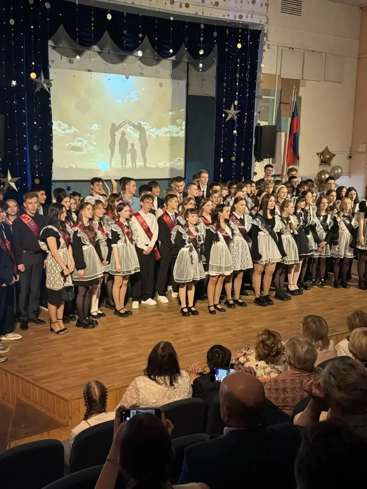 Сегодня для наших одиннадцатиклассников прозвенел последний звонок. Настоящий. Тот, после которого н