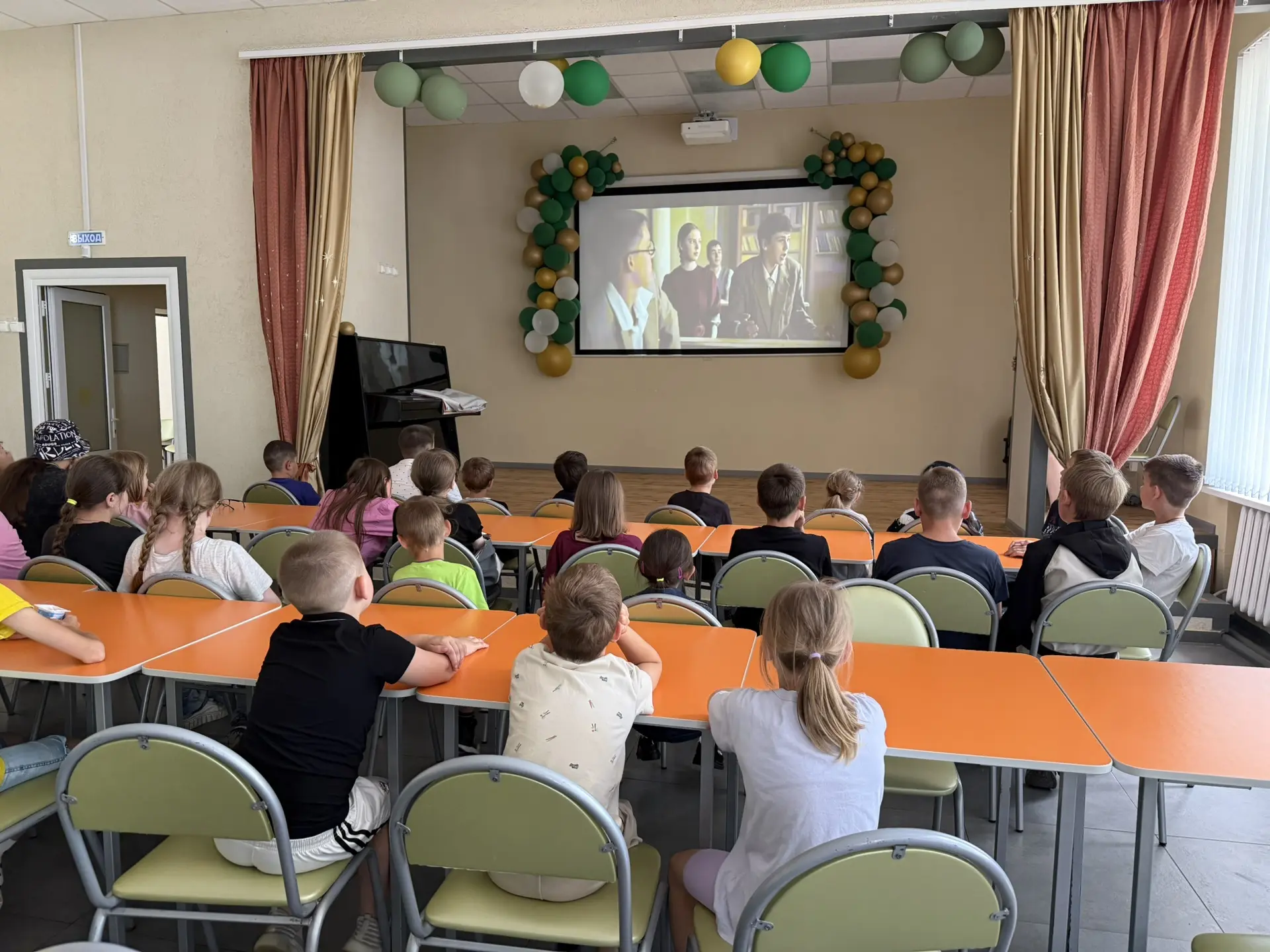 📽️ Сегодня в лагере «Солнышко» (МБОУ «Полевский лицей») прошёл особенный кинолекторий — «Дети смотр